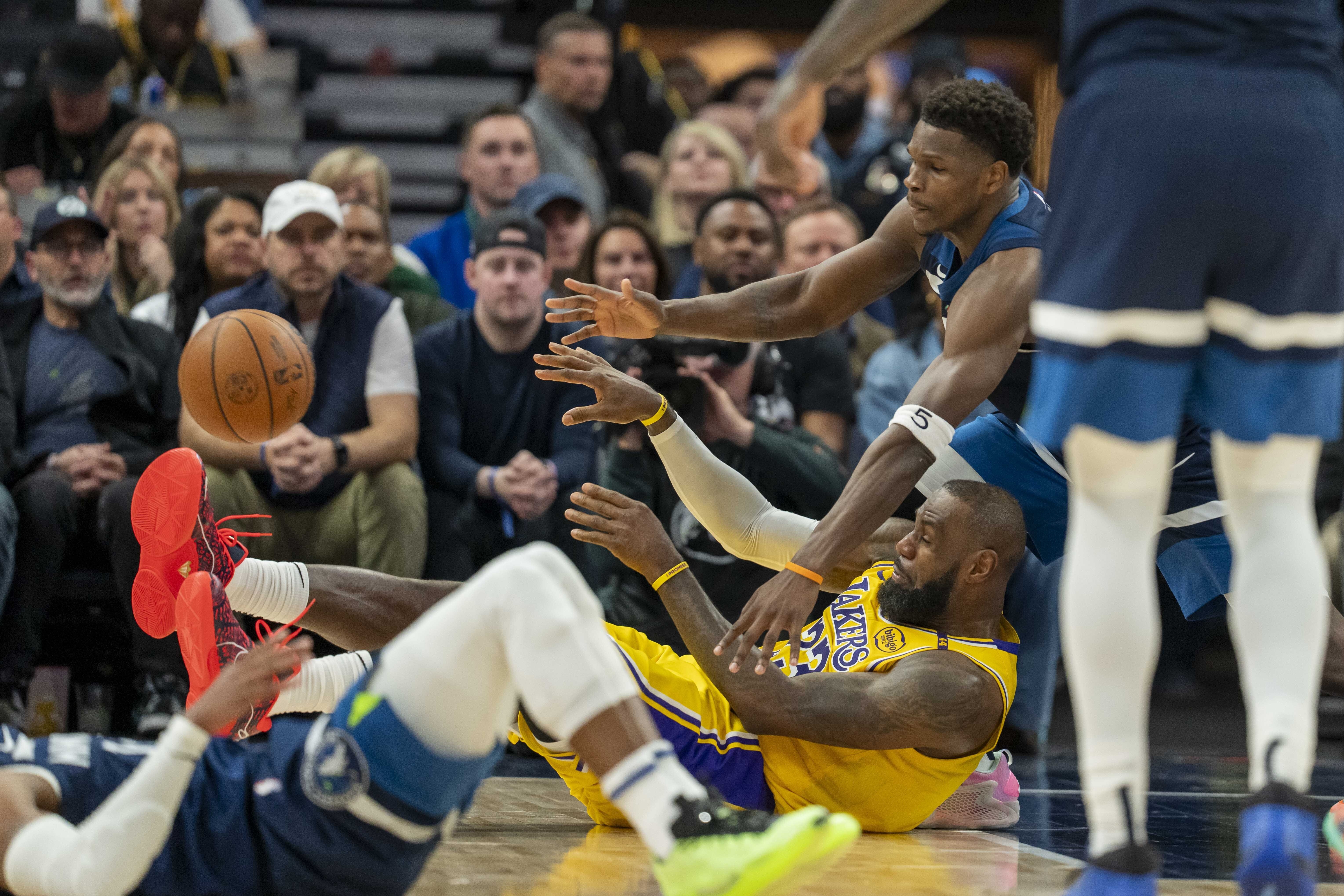 PG电子试玩官网-雄鹿主场击败步行者,提前晋级季后赛的简单介绍