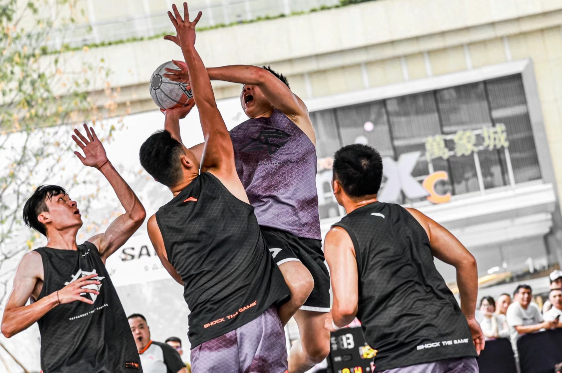 PG电子线上登入-球员们在比赛中全力以赴,拼搏到底